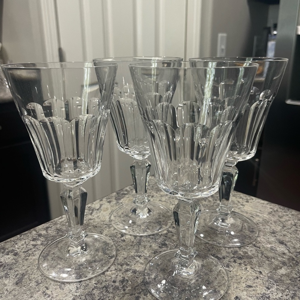 Villeroy and Boch Royal W1118  Glasses 4 pcs One With Tiny Chip